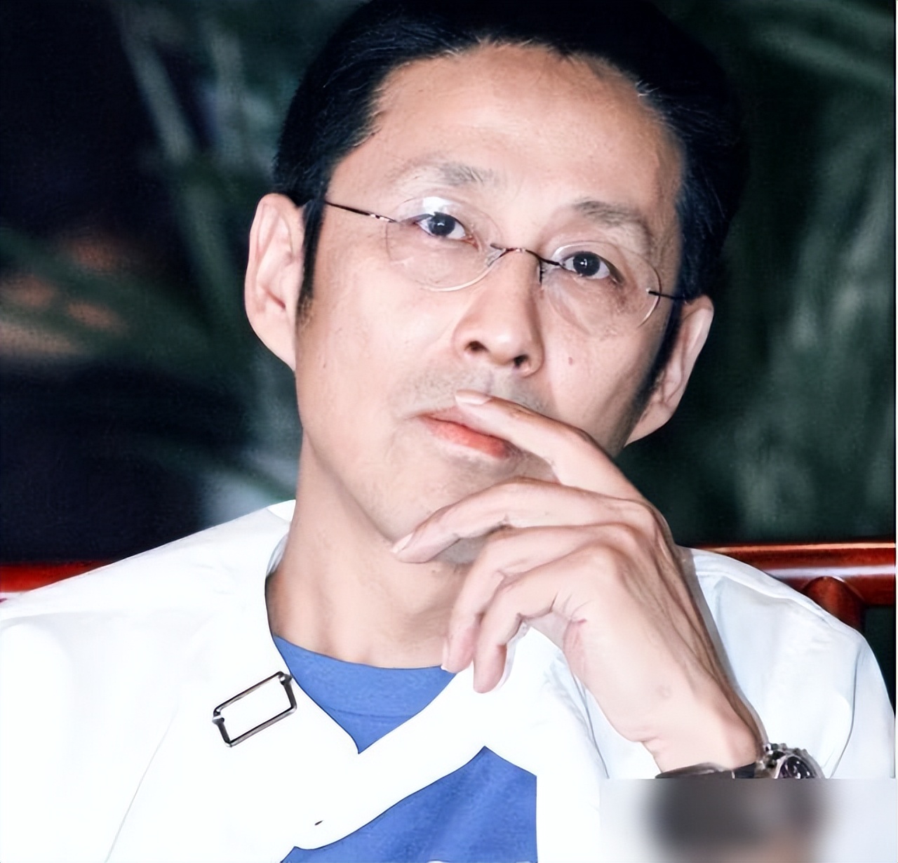 人民日报对靳东的称呼变了，七字之差释放强烈信号，陈道明说对了