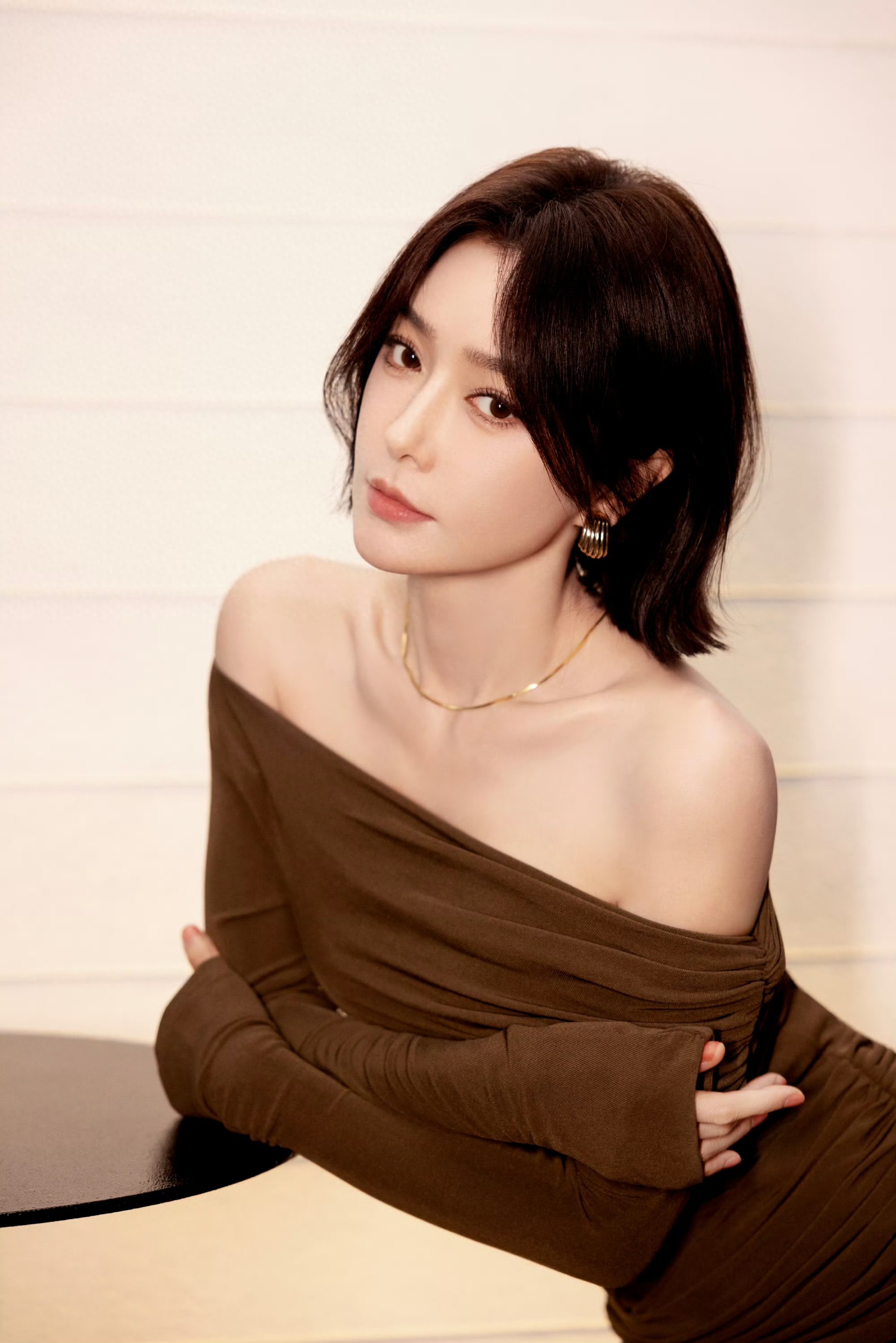 秦岚抹胸礼裙，小蛮腰配小蛮腰