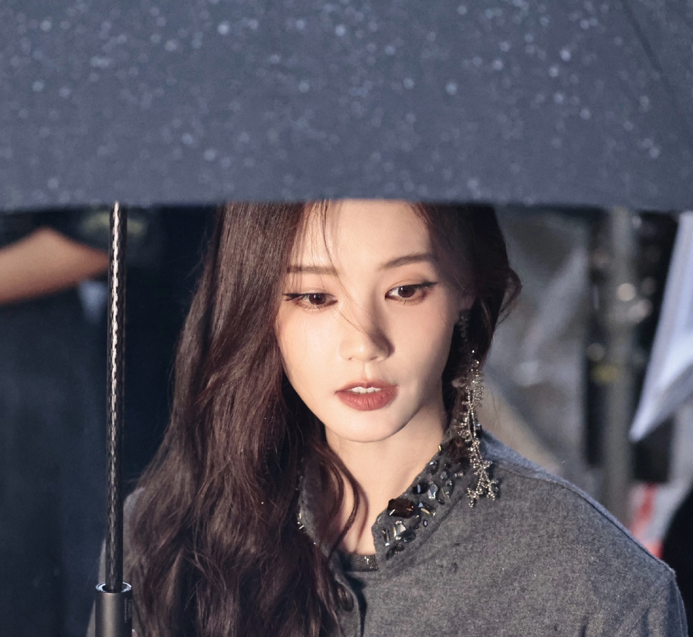 李一桐米兰看秀路透,灰色毛呢套装搭配长靴好飒爽,气质越来越好