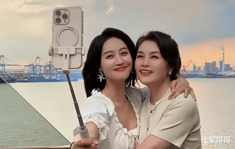 原来她是蓝盈莹母亲,二婚嫁亿万富豪生活幸福,如今60岁依然漂亮