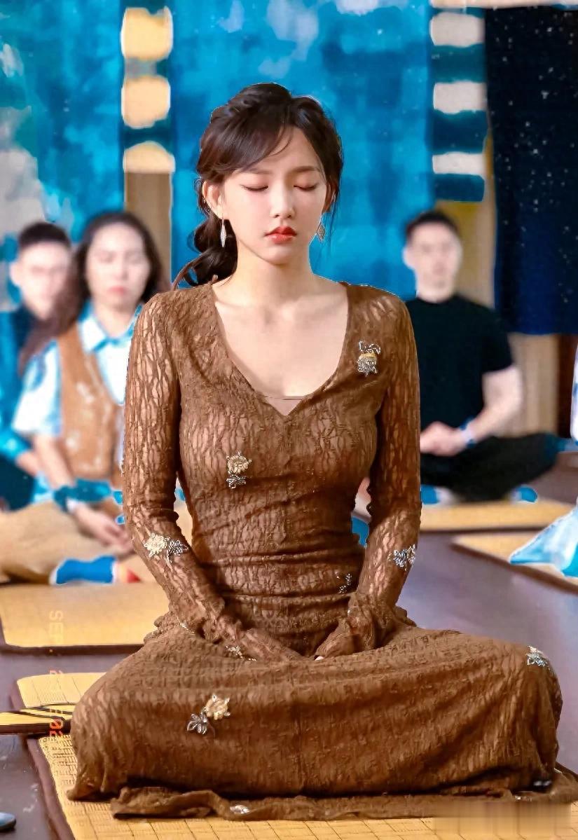 程潇棕色蕾丝长裙造型吸睛,优雅甜美气质尽显