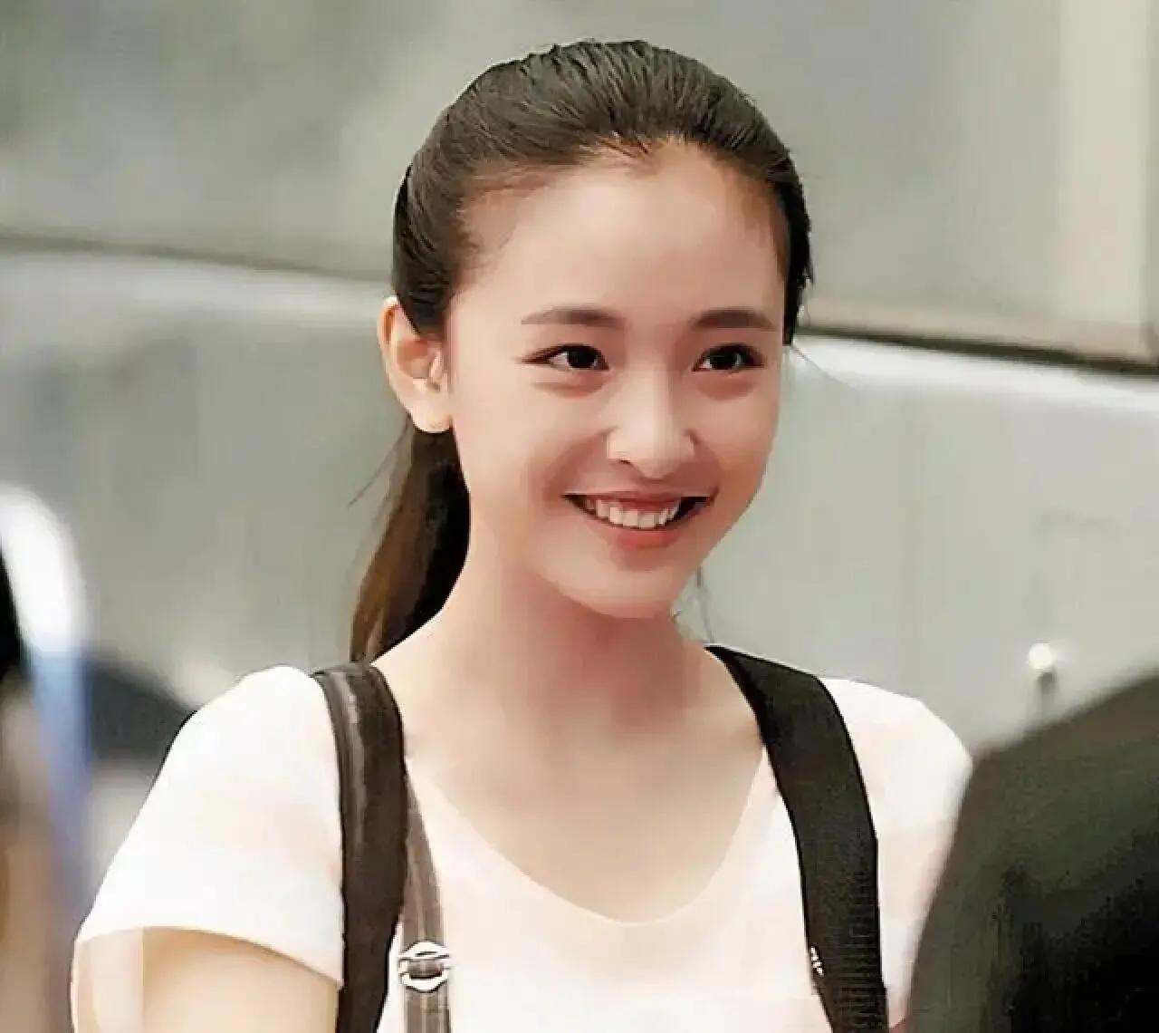 吴倩带着女儿在武汉逛街，她扎着丸子头没有少女感，妈味儿很重！