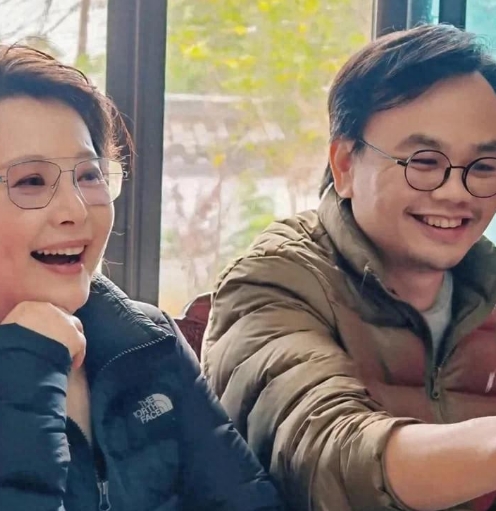 袁立跟诗人老公回湖南，一家人扫街捡狗屎，农村婆家人出镜很和蔼