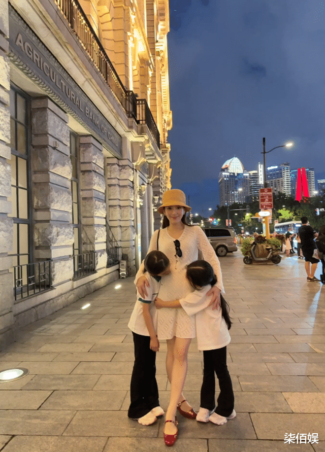方媛孕晚期踩着高跟鞋和闺蜜逛街,满面春风,菲佣跟身旁帮提东西