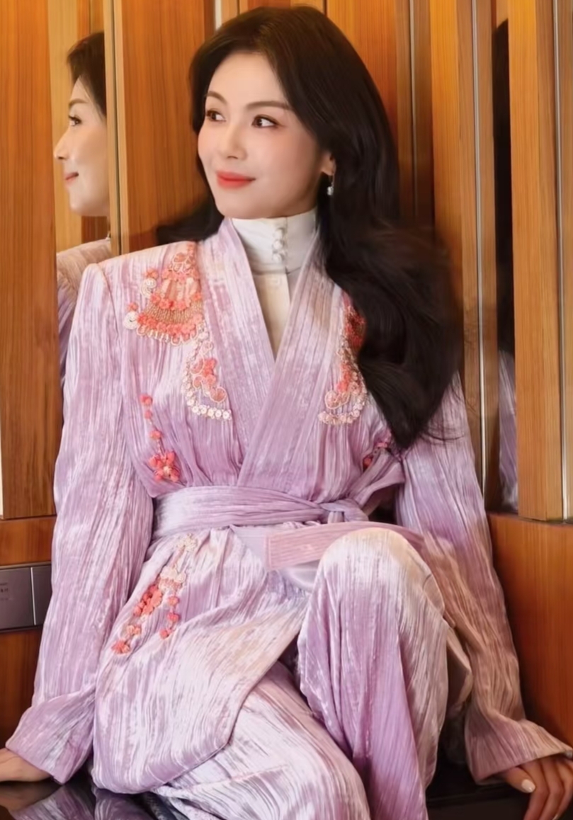 刘涛穿淡紫色新中式套装配微卷长发，美得好耀眼