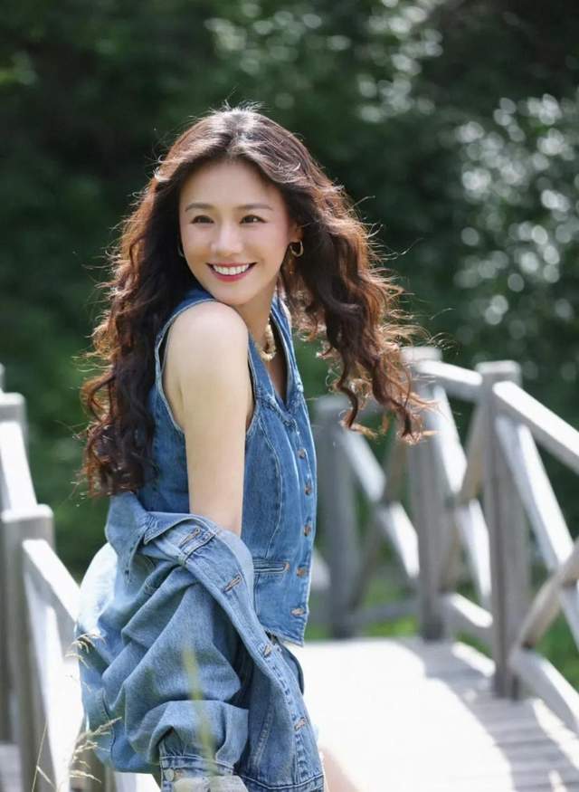 出道即巅峰，却因抑郁症发胖遭群嘲，如今37岁惊艳回归，美貌值飙升