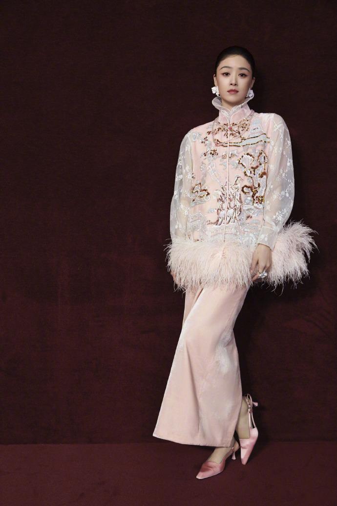 42岁蒋欣晒近照,穿粉色旗袍又瘦又养眼,小v脸美得过分