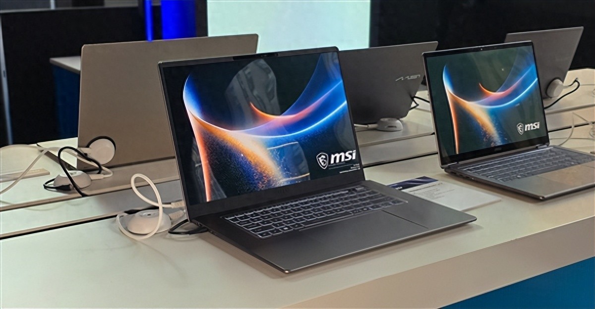 Intel下代酷睿Ultra 300筆記本全球首秀：記者上手連連驚呼