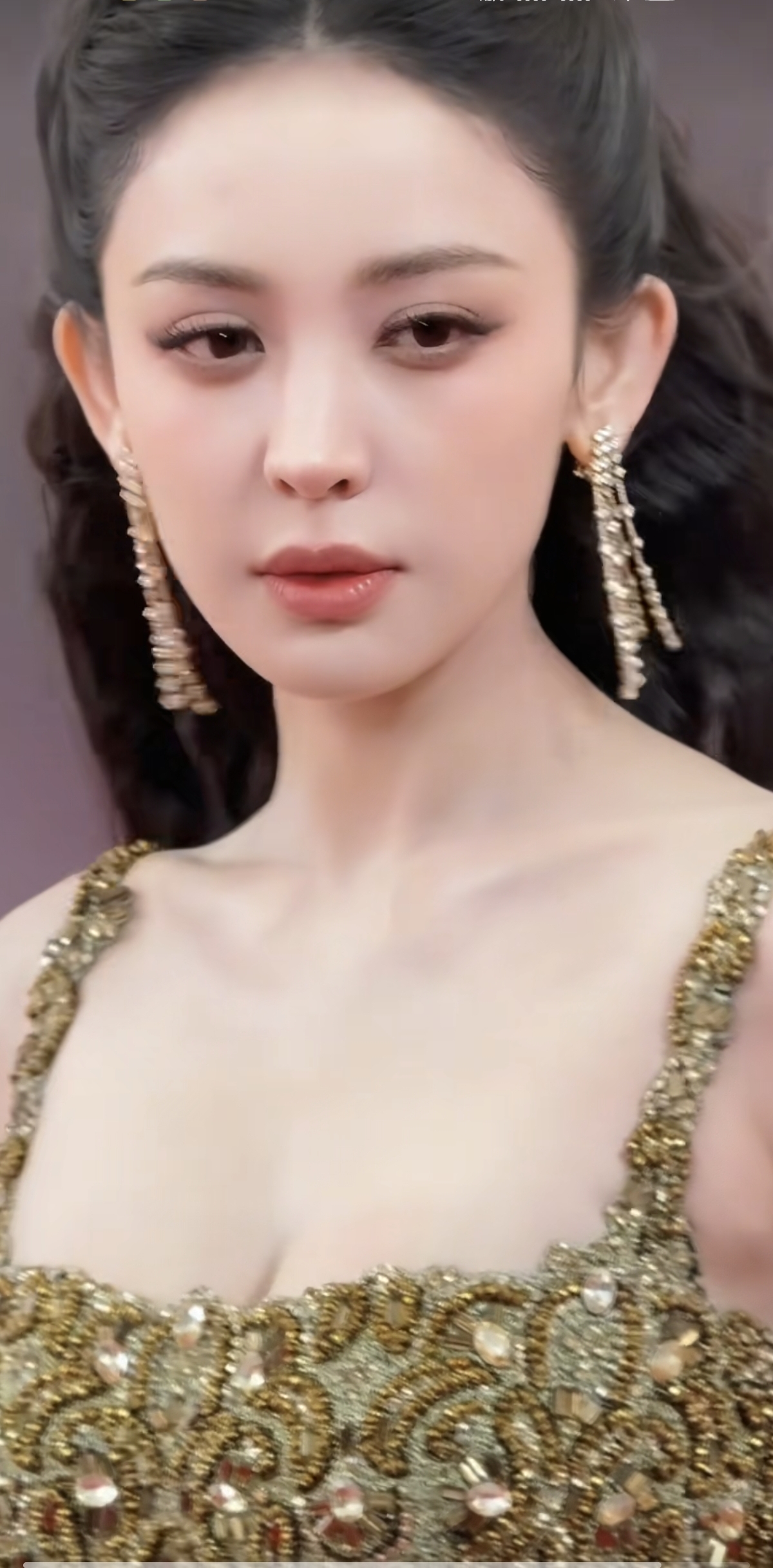 腿好长！娜扎出席微博之夜，鎏金开叉长裙好美呀，颜值身段双封神