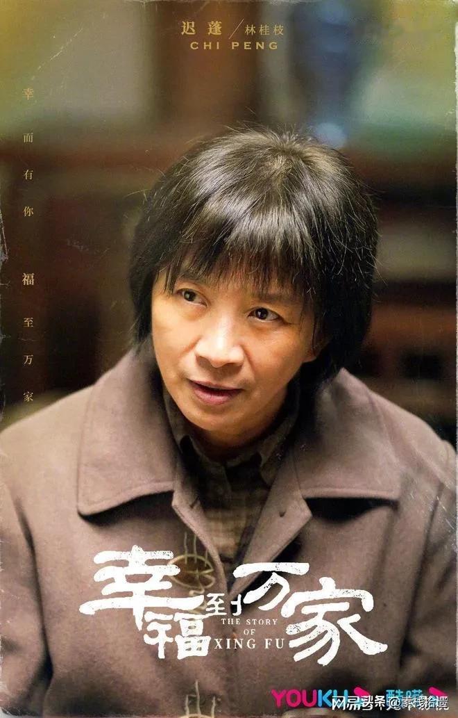 迟蓬在北京面包店被偶遇，她穿着休闲装 头发花白，本人真的好温柔