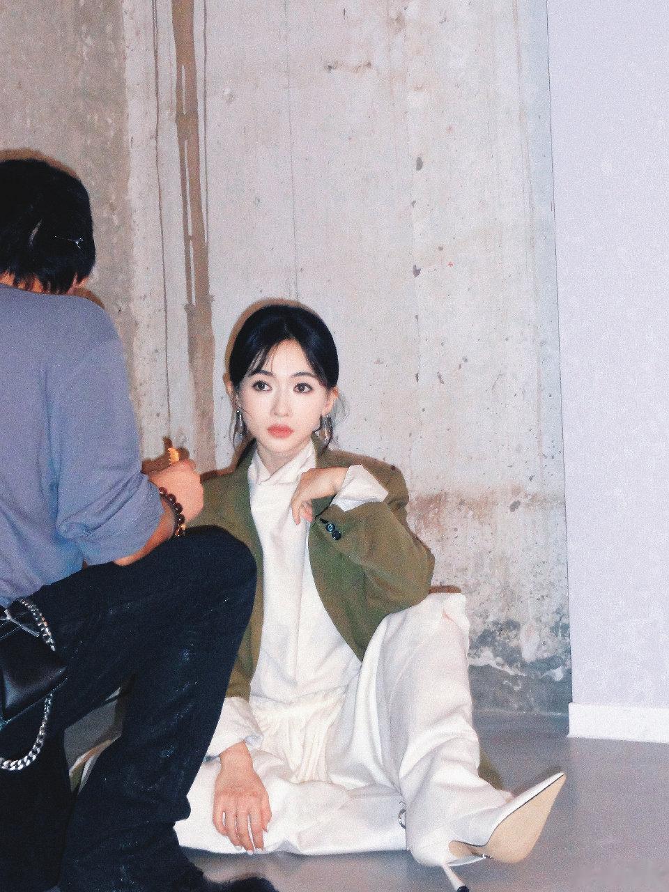 35岁吴谨言晒拍摄日常!生女后颜值高发量超多,偷吃小饼干好可爱