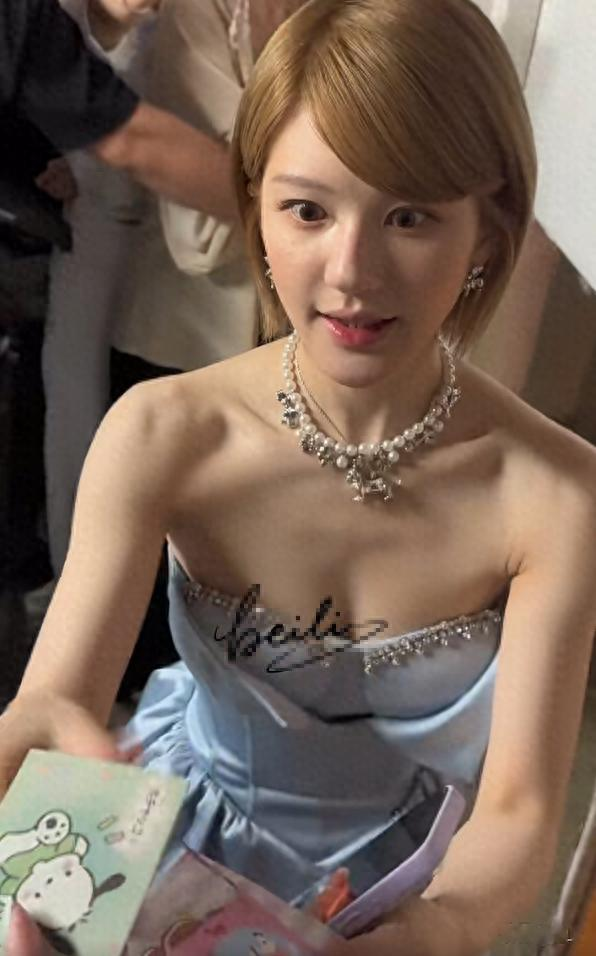 赵露思生图被爆出，有谁注意她的腋窝？网友：再也不羡慕女明星了