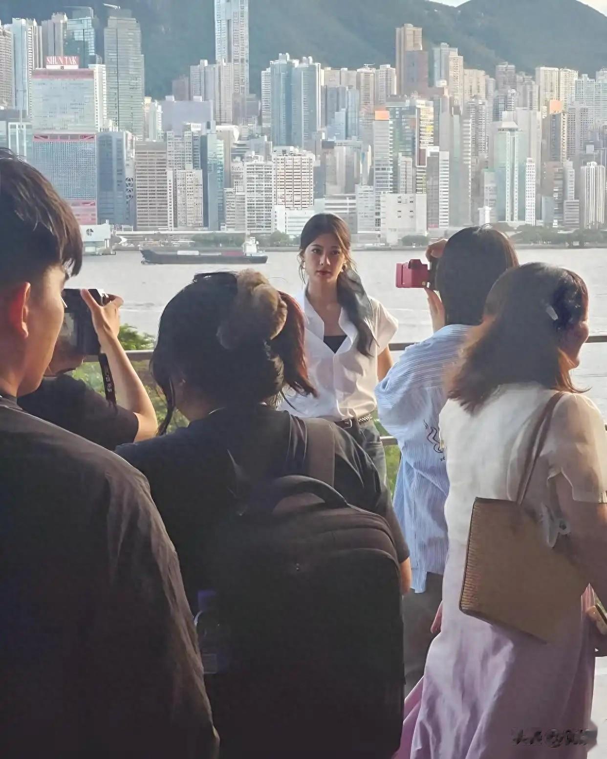 香港偶遇阿娇赵昭仪录节目!44岁阿娇瘦了好多,两人同框好美