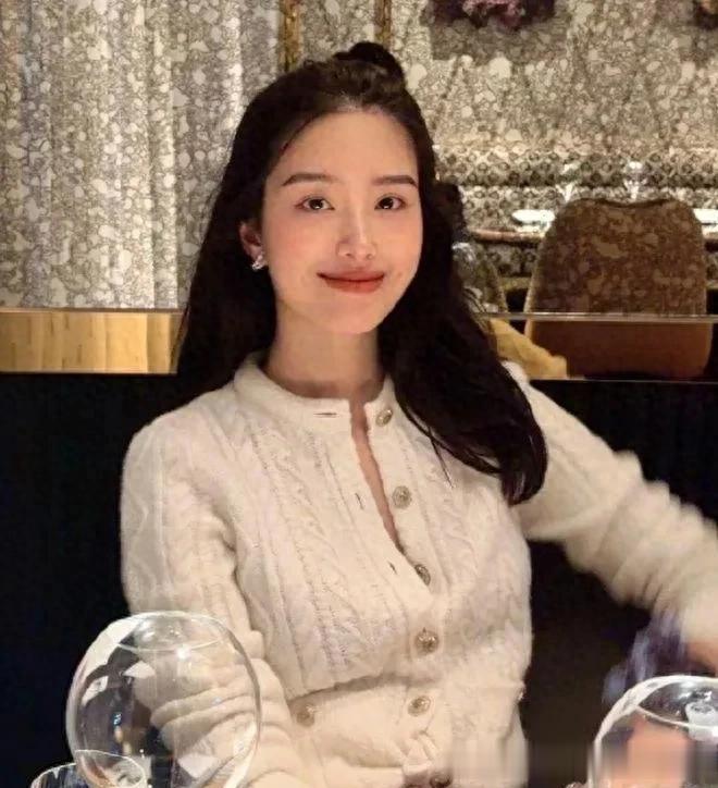 杨采钰当妈后气质越发年轻！穿米白针织开衫+阔腿裤，简约又高级