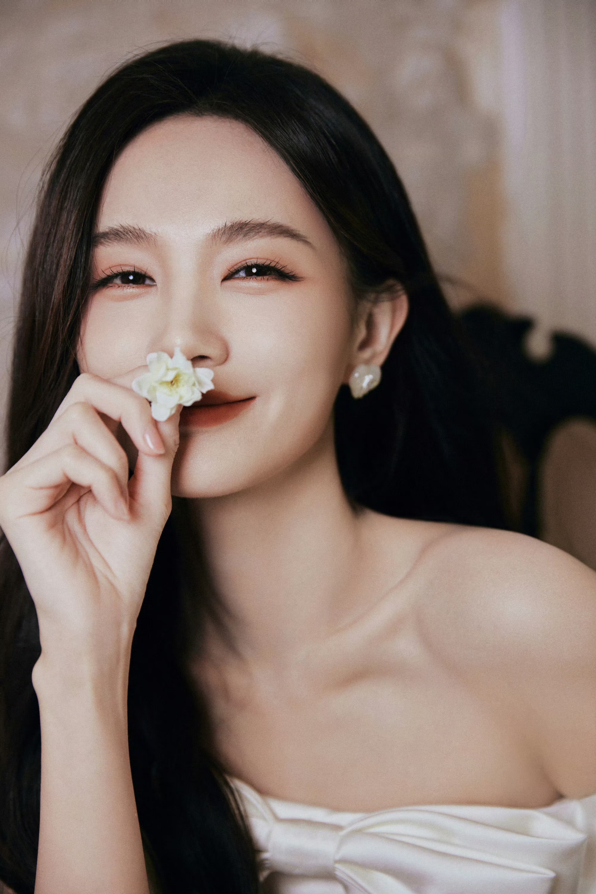 李一桐白色抹胸裙：山水花鸟嬉戏云间，以蝴蝶为引勾勒细致轮廓。