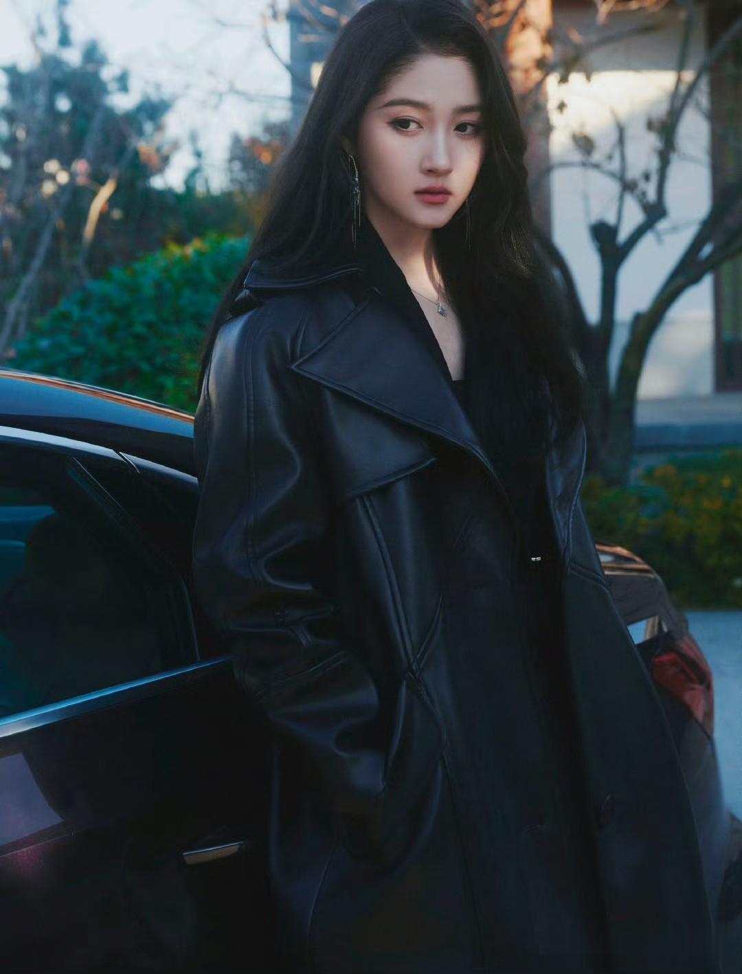 关晓彤穿搭大片：优雅掠影，率性风姿