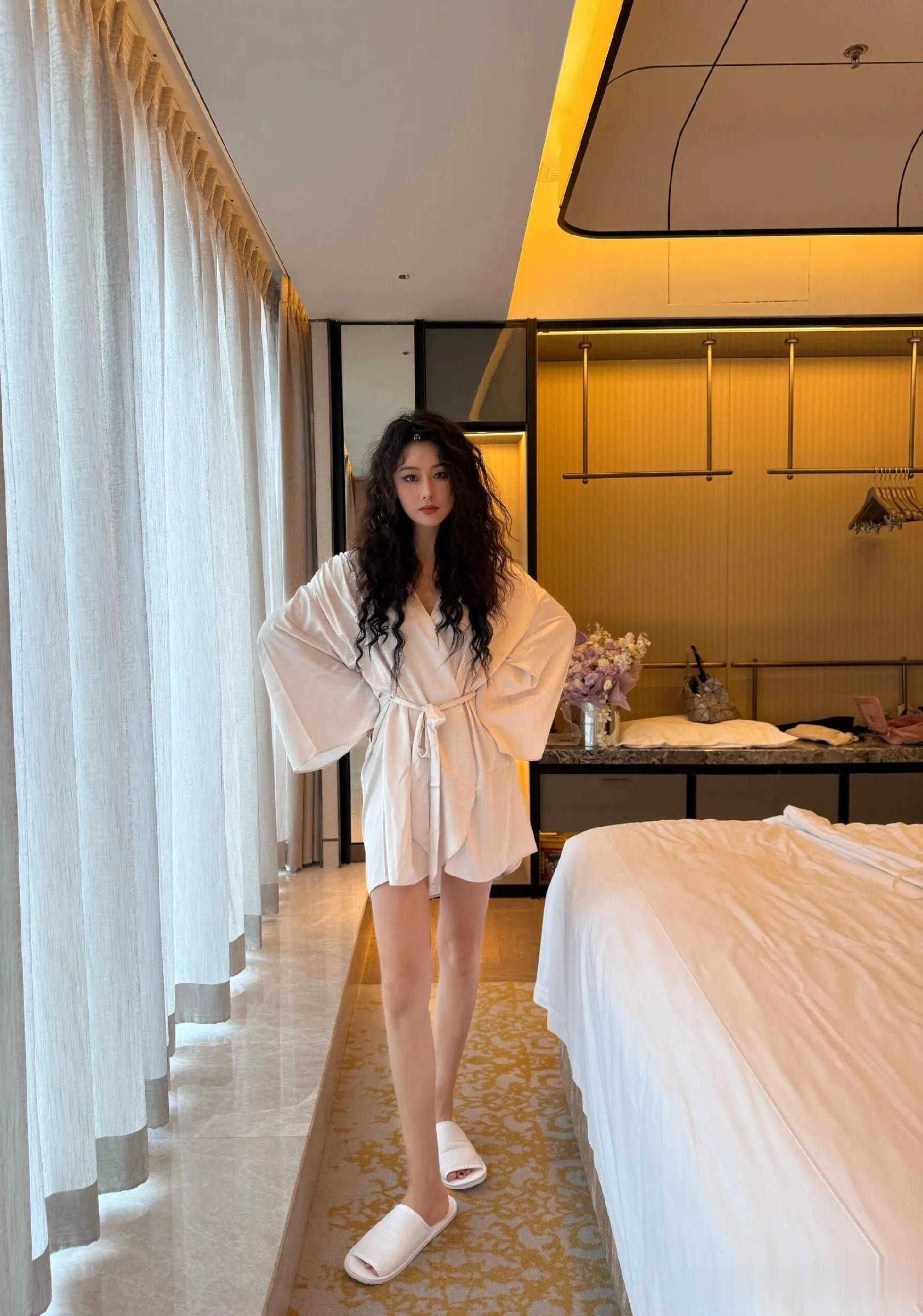 张馨予今日分享美照配文:八月第一天，最重要的日子！