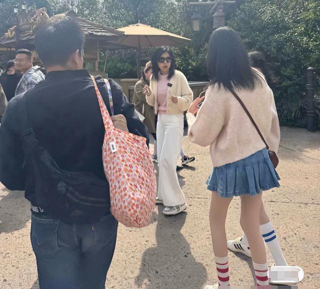 上海偶遇鲍蕾带女儿游玩,16岁贝儿大长腿抢镜,疑穿内增高引热议