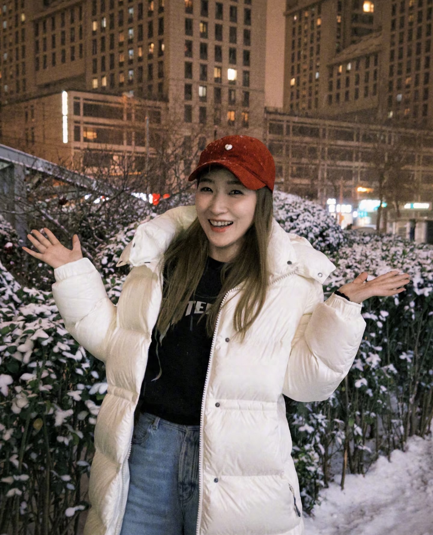 刘诗雯北京赏雪，白羽绒服配红帽长发甜笑超美