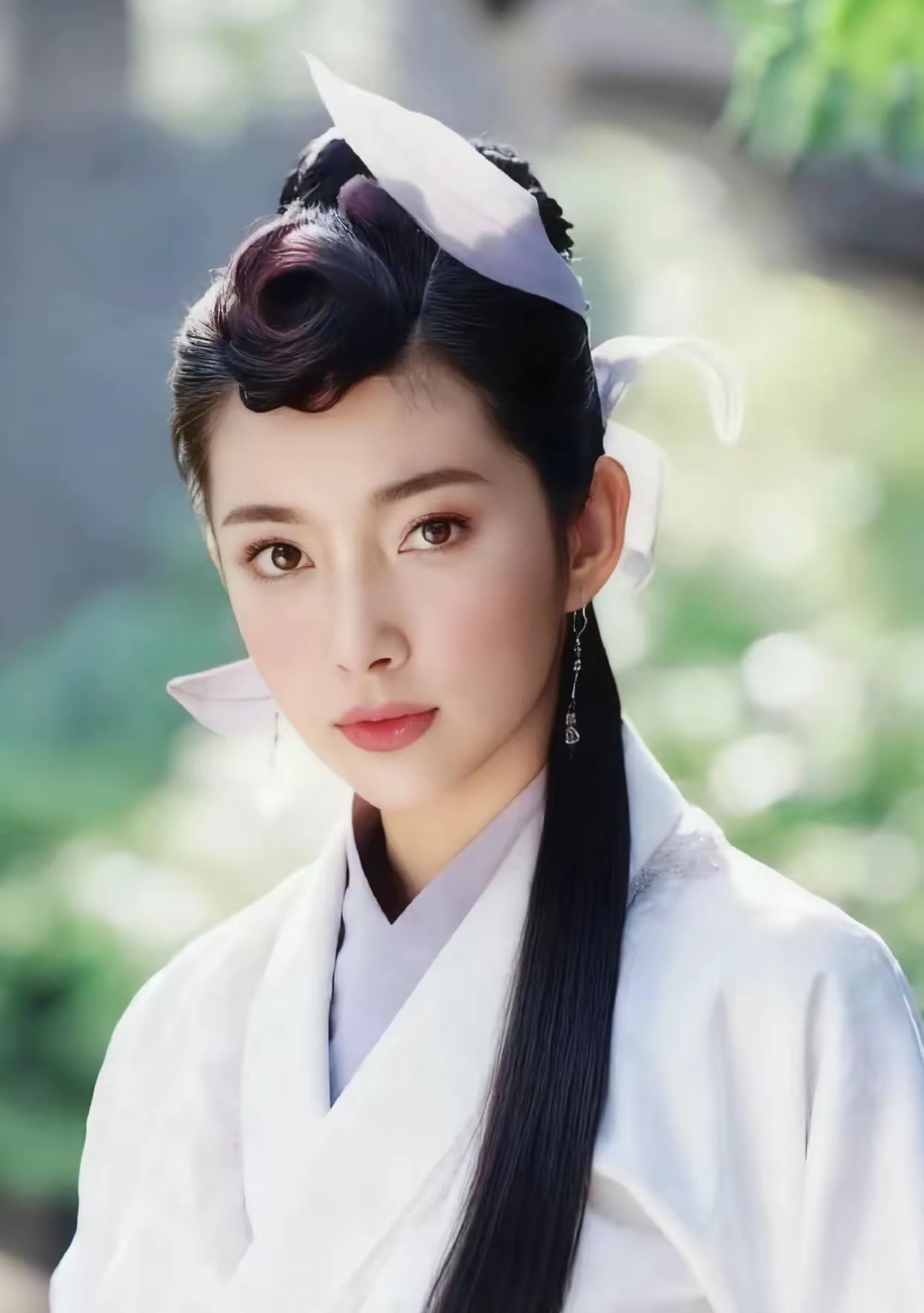 这和不穿有啥区别？李冰冰西装里面直接真空登封杂志，超越传统美