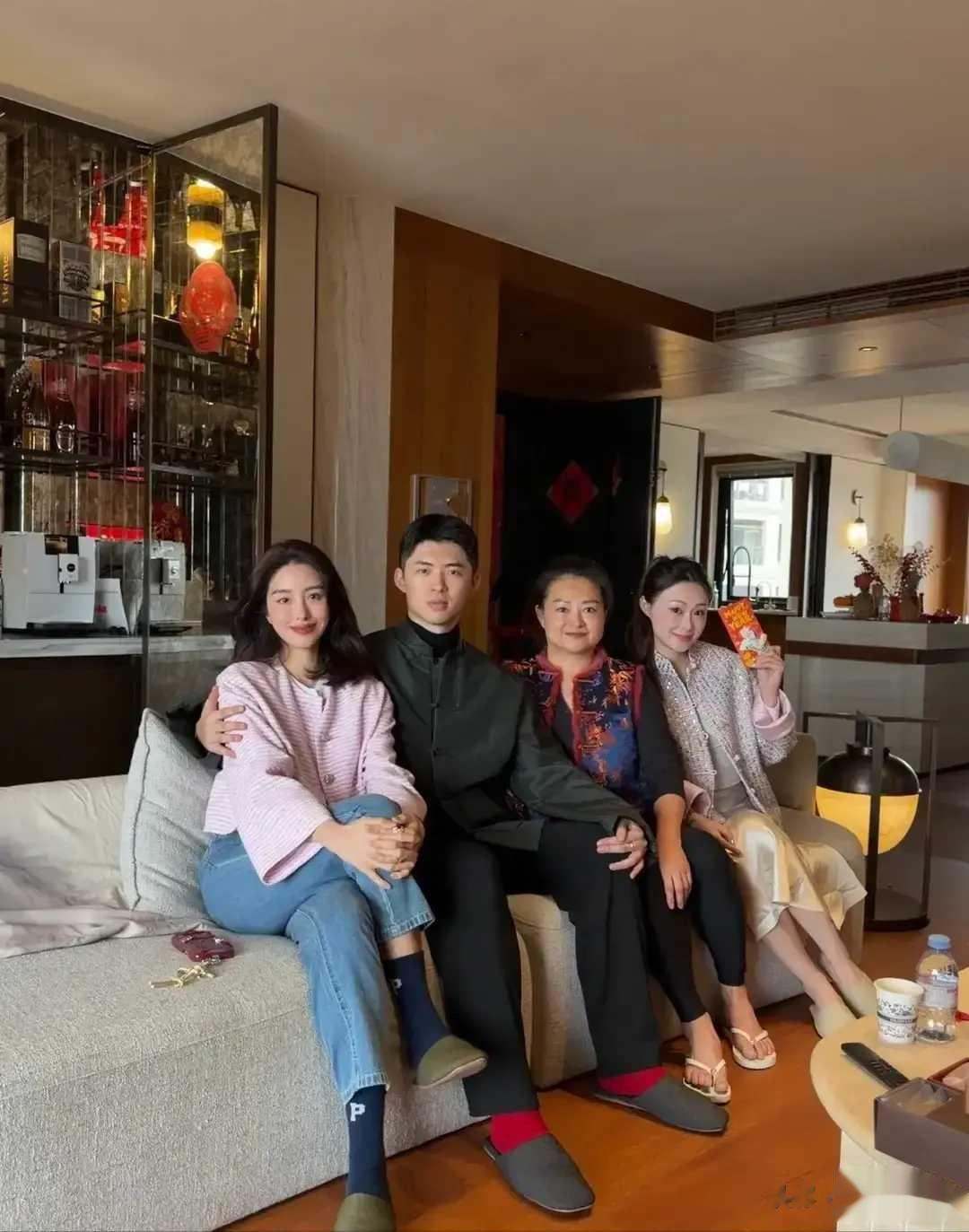 杨采钰新年全家福，婆婆首出镜面相有点凶，张向荣搂她肩膀很护妻