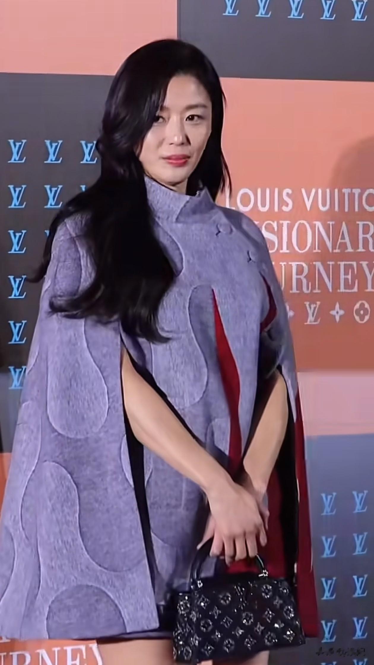 44岁全智贤活动穿搭：微卷发+斗篷外套+短靴，优雅从容，看着像30