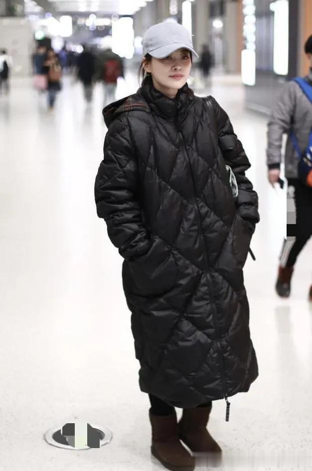 50岁梅婷瘦身后越来越时髦！羽绒服+打底裤+棕色雪地靴 减龄又高级