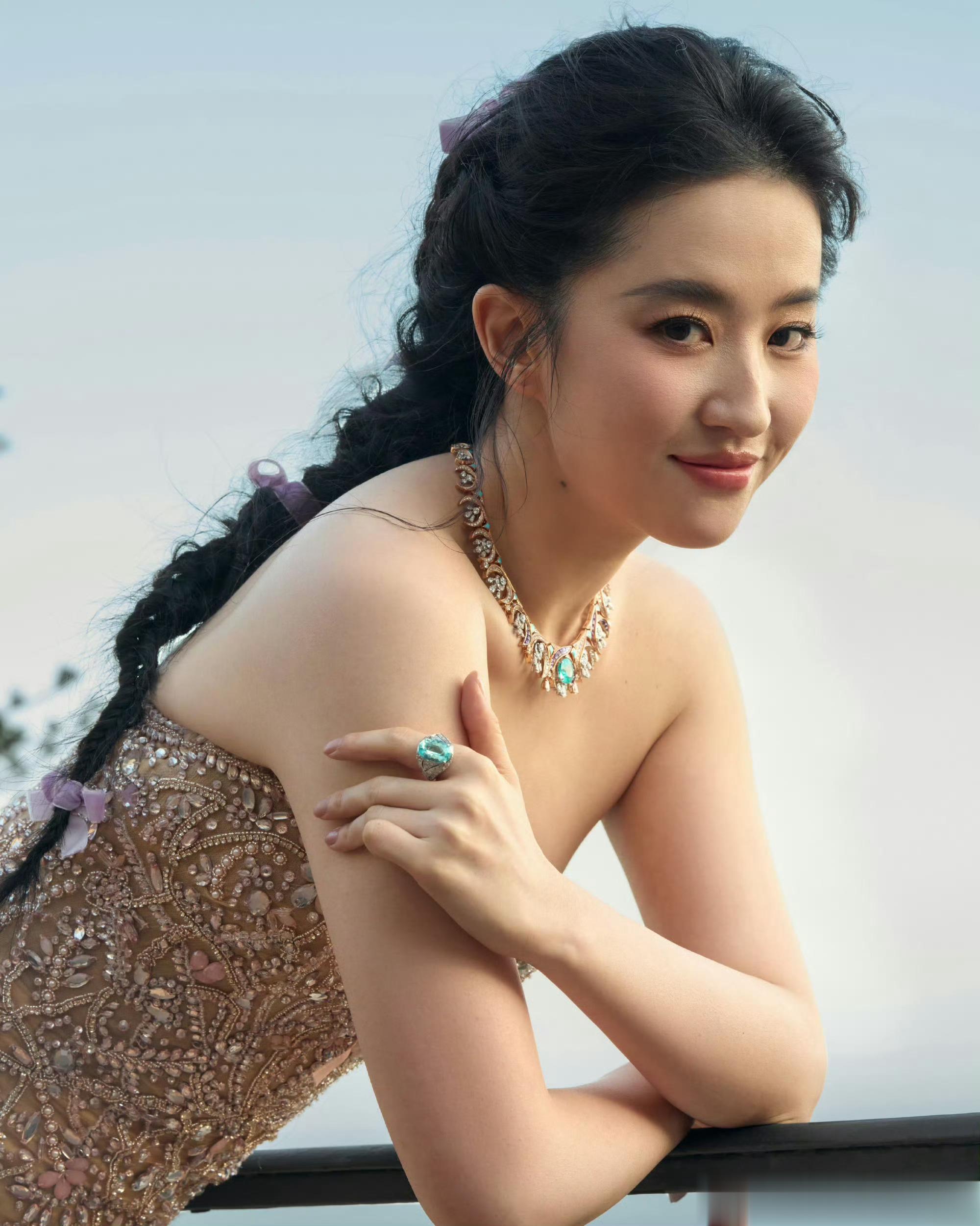 刘亦菲朱亚文大学合照曝光！2003年北电旧照颜值太能打网友炸锅了