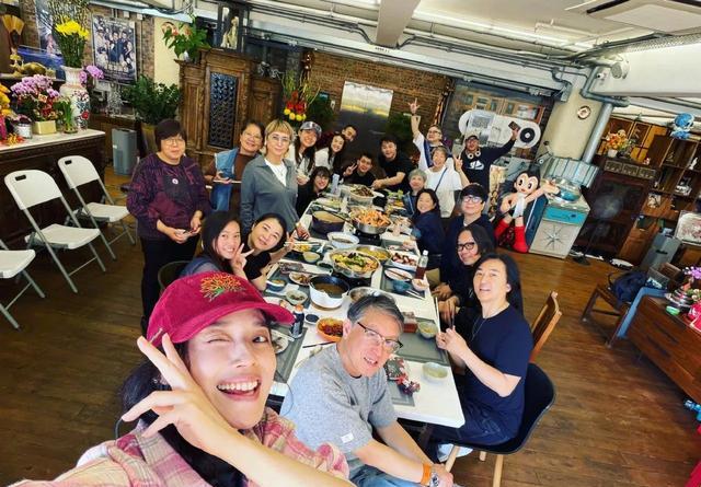 舒淇在香港深夜晒聚会照！周迅皮肤如婴儿，郑伊健夫妇发福严重！