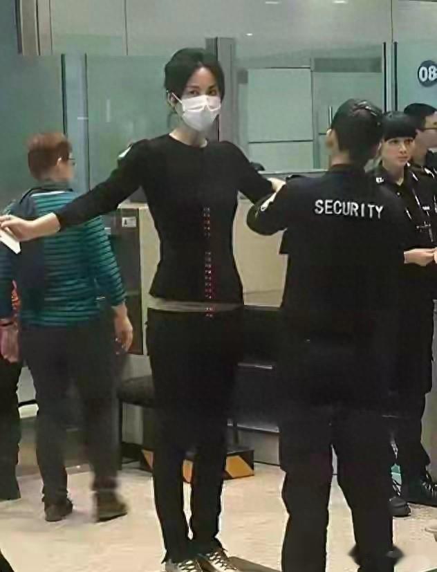 55岁王菲机场安检,素颜马尾配黑T,窈窕身材清冷气场看呆路人