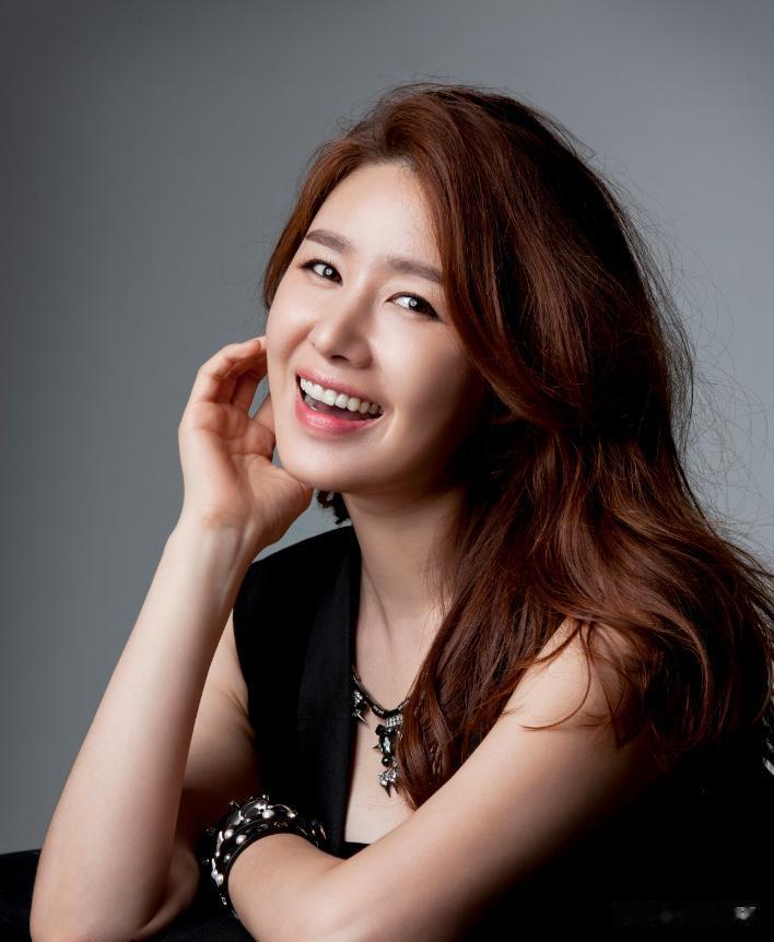 韩国小姐冠军体重暴涨至150斤,自曝接不到工作,无奈转行卖保险