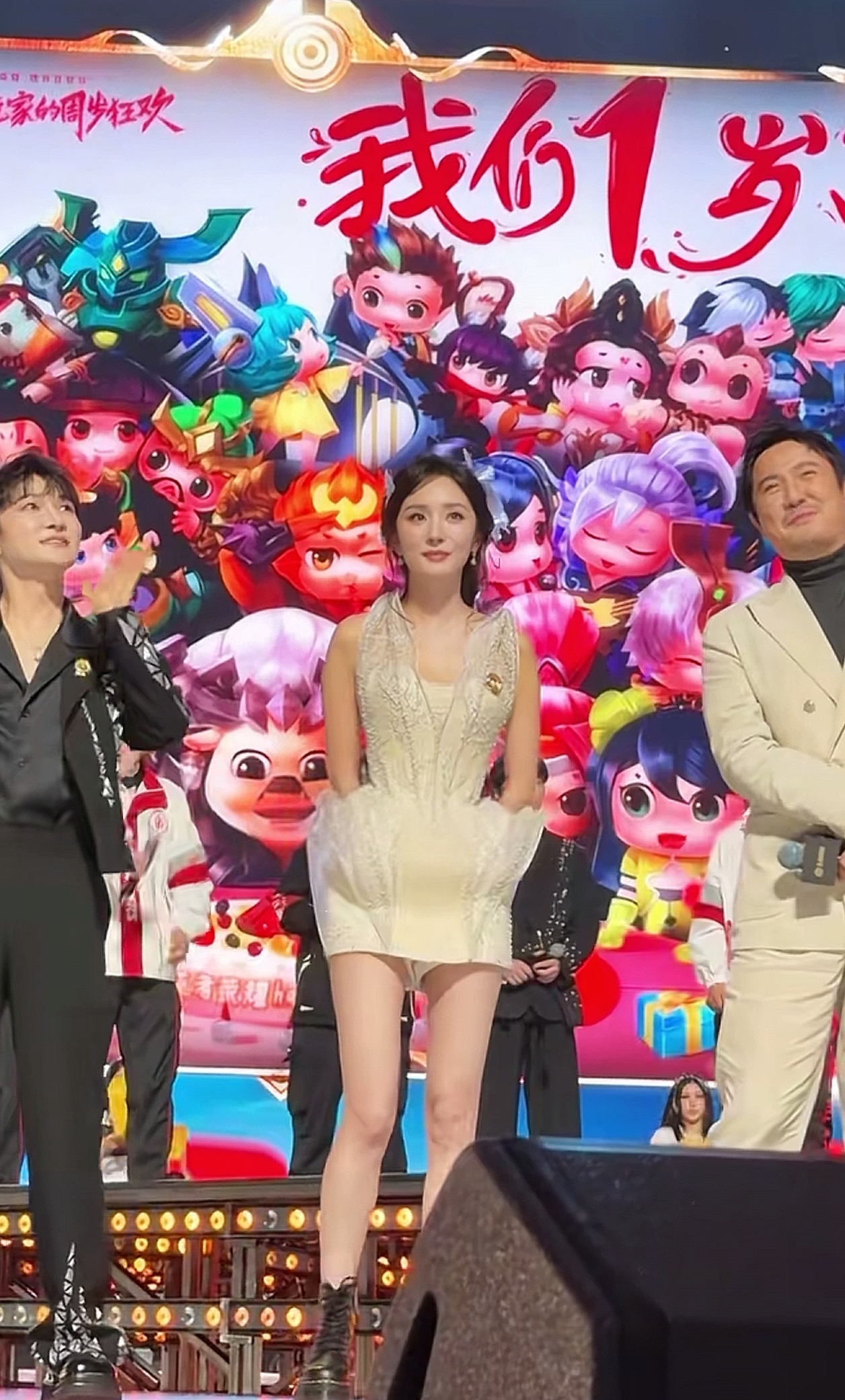 39岁杨幂眼睛水灵灵的，她太适合精灵的妆造，状态也越来越好了