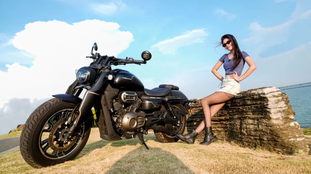 女骑出街,最新搭档:闪400,要好骑也要颜值