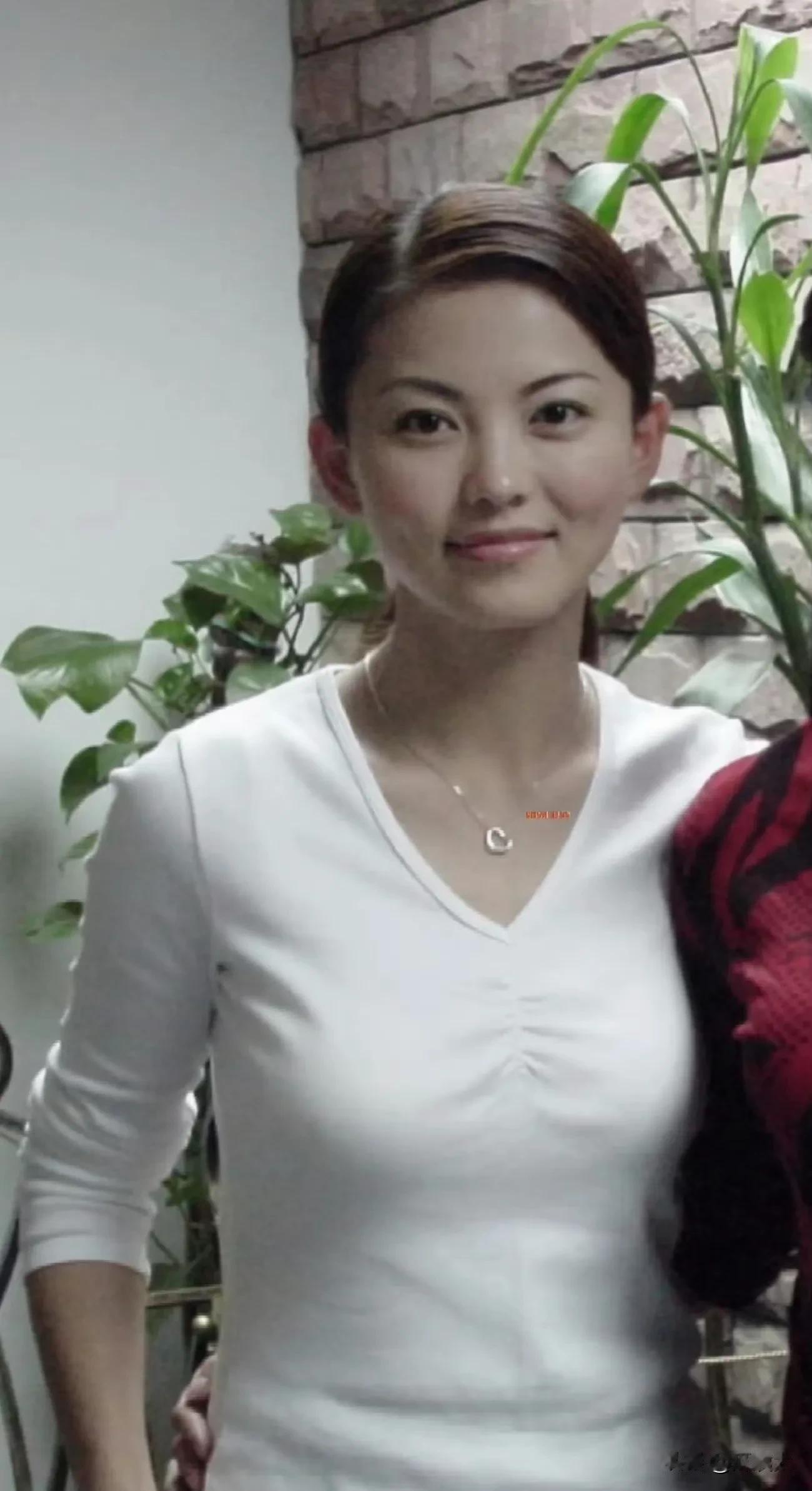 李湘气的翻出了自己瘦的时照片,她说:我只是胖了的,又不是丑