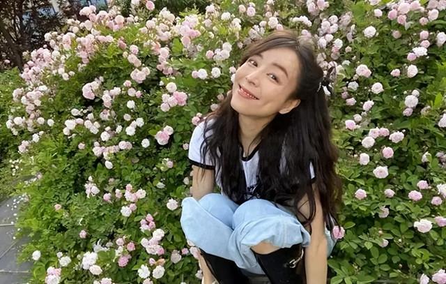 45岁张静初的院子，小院花花草草，圈粉无数网友，是向往的生活