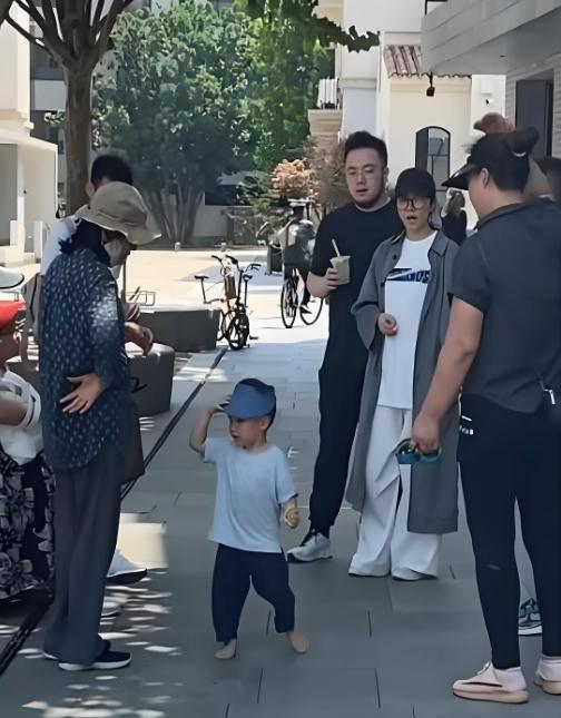 宋丹丹两位孙子随奶奶姓氏，巴图家庭生活细节曝光引热议