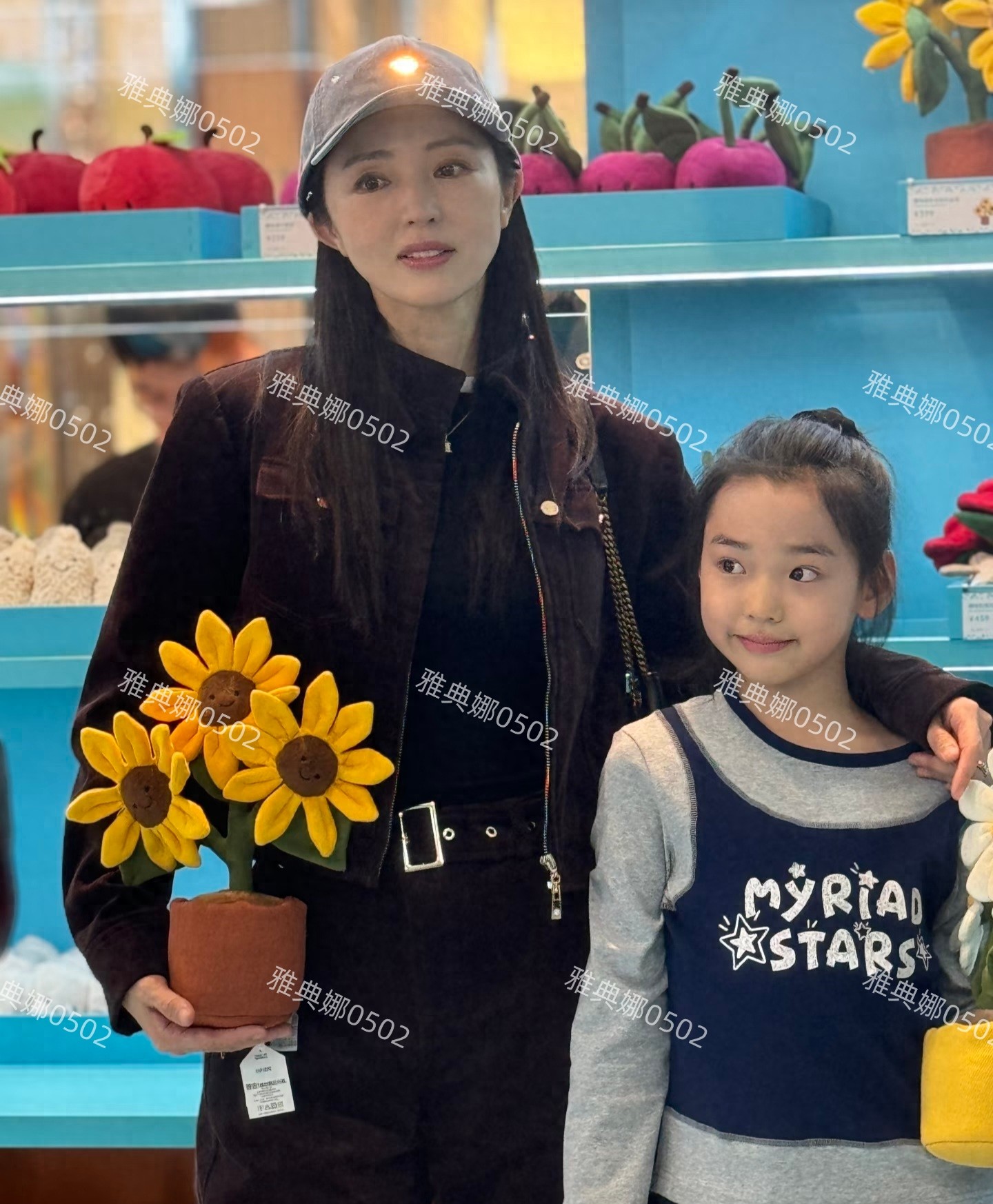 北京国贸偶遇董璇母女,董璇本人又高又白但不年轻小酒窝太可爱了