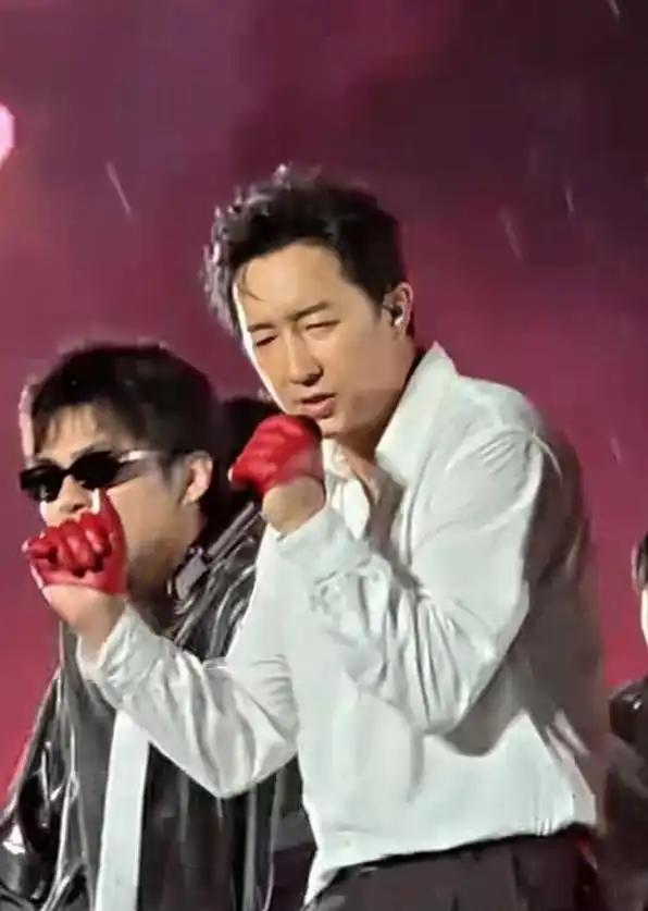 41岁舞都跳不动还开演唱会捞金，本想回馈粉丝，全网却恶评如潮