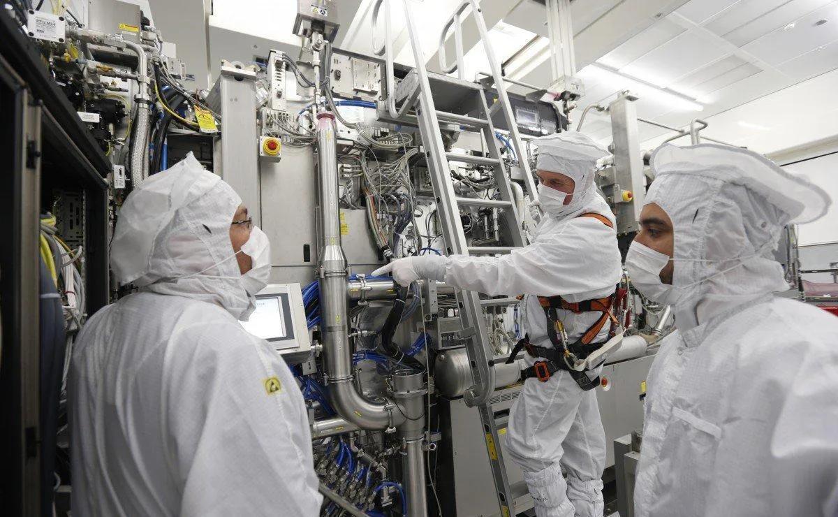 国产芯片正式“突围”!中企立大功,人民日报说得很对