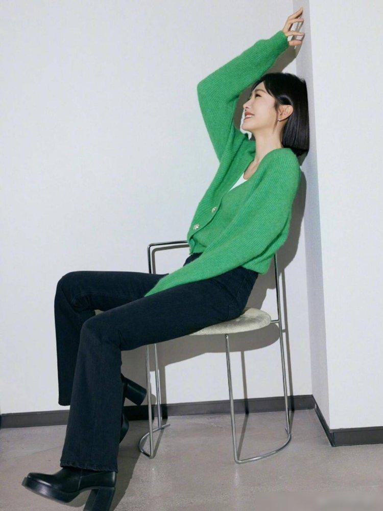 44岁秦岚松弛感穿搭，原来不露腰、不露腿的穿法，也很时尚洋气