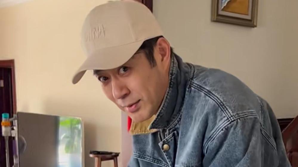 53岁刘钧称与太太早就分开，自己和面包饺子，住京郊别墅养猫作伴！