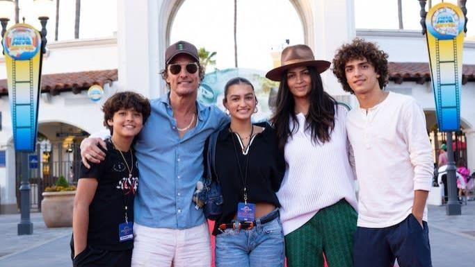 马修·麦康纳罕见晒全家福 三子女复制粘贴父母颜值