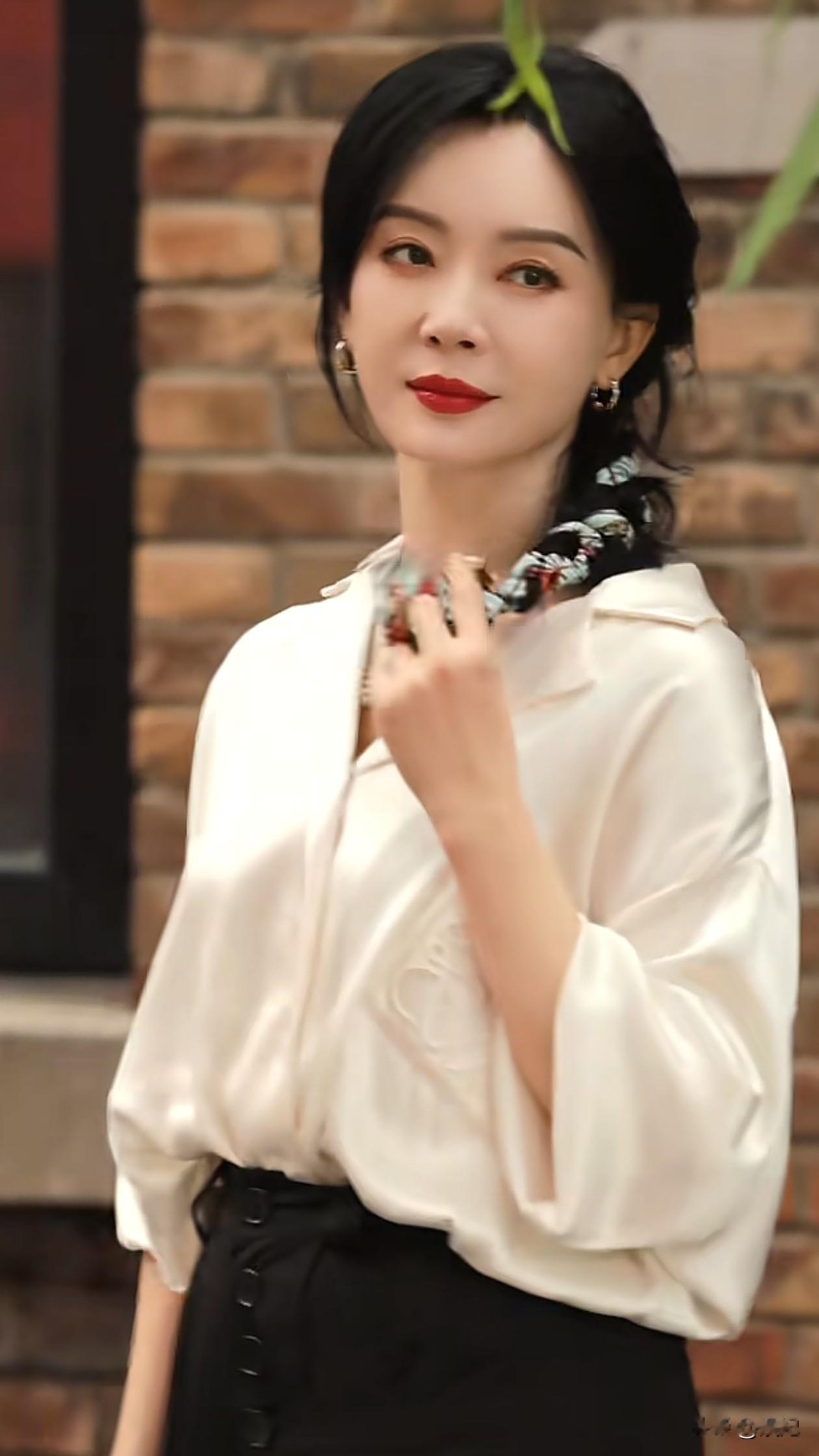 48岁陈数秋日穿搭：白衬衫+半身裙，优雅大方又减龄，美得像28岁