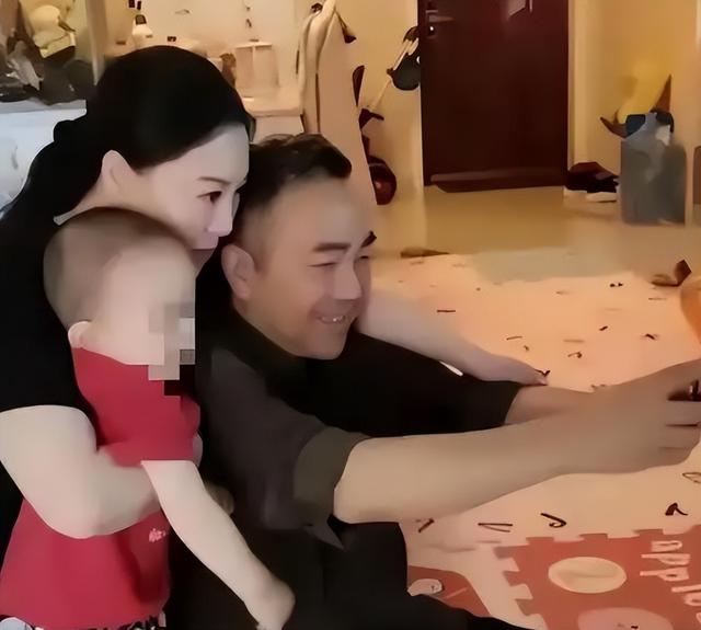 太抓马！杨议伤心过度晕倒，妻子高调现身无交流，却和杨进明拥抱