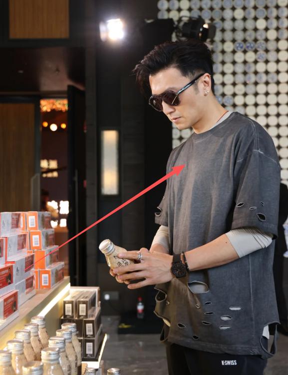 霍汶希曝英皇内幕！干32年不抽成不虐待，才知赵露思的处境有多惨