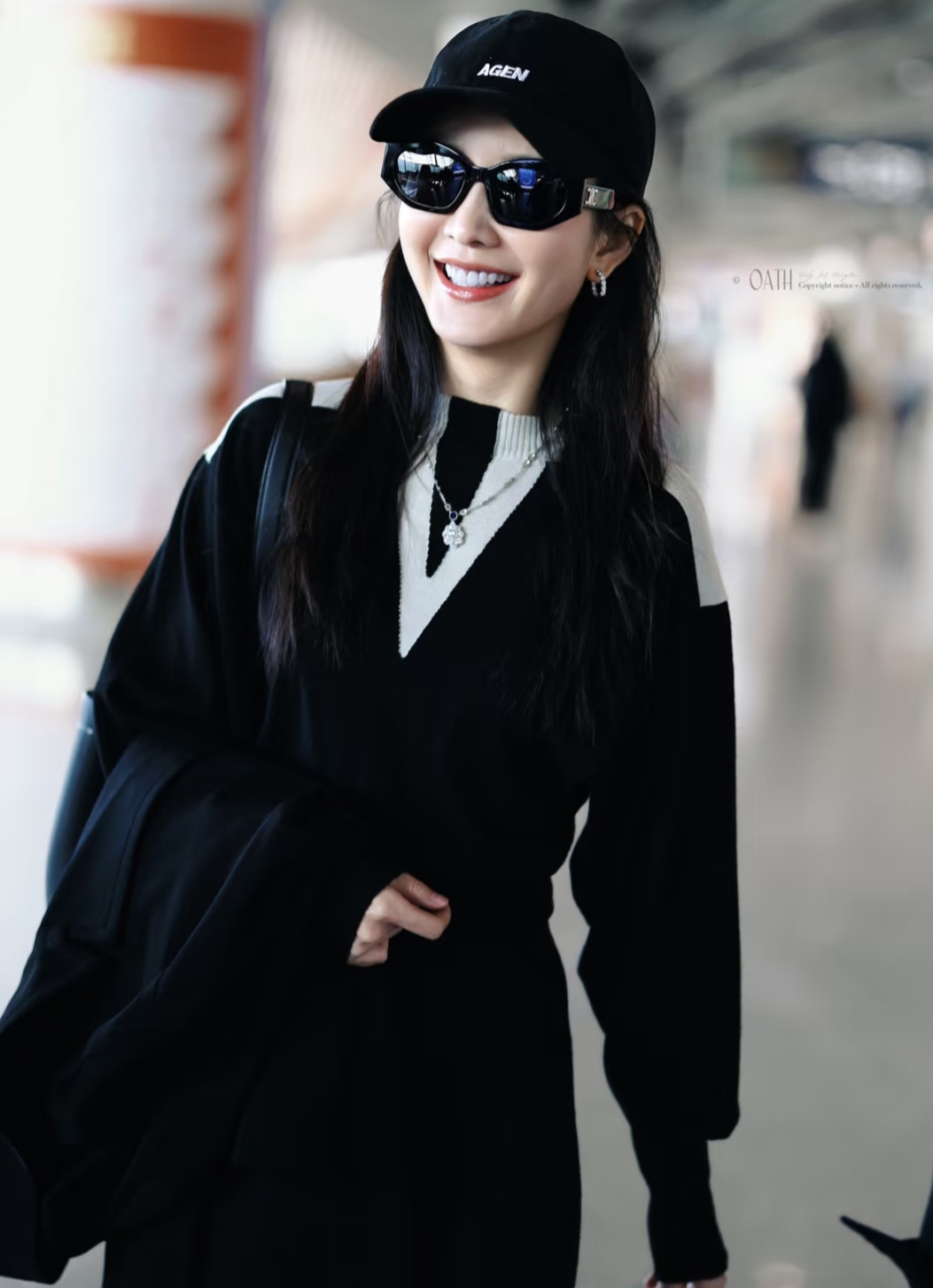 王鸥分享最新机场美照 ,黑系穿搭尽显简约高级感