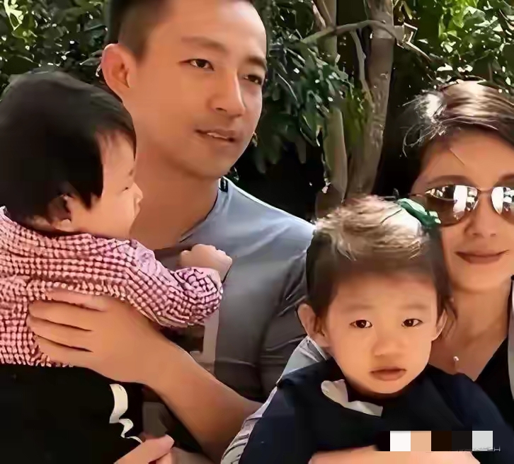 S妈联名具俊晔请律师状告张兰。他关键节点釜底抽薪当“跑跑酱”