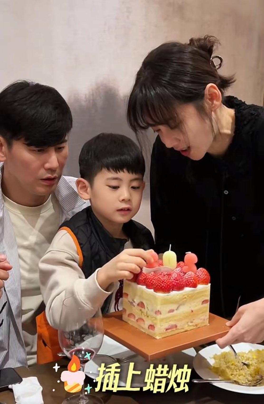 秋瓷炫一家韩国团聚，于晓光2天吃胖了4斤，儿子脸好看但需要整牙