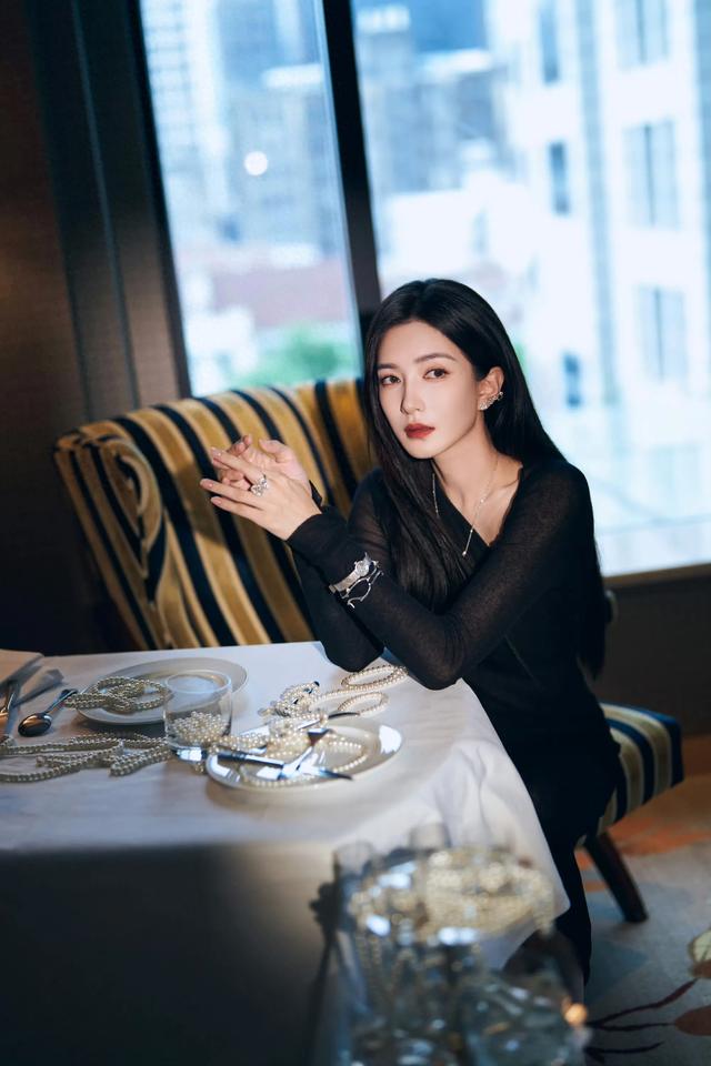 江疏影，黑纱夜美人