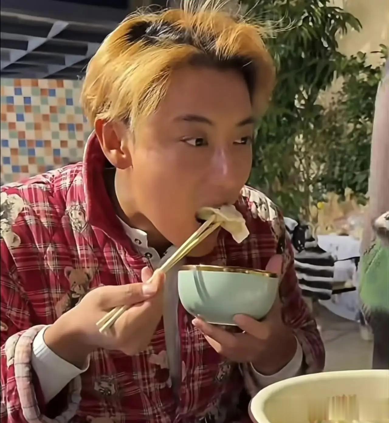 黄子韬四川过年变身省服姑爷，网友炸锅：这么丑他自己看得下去？